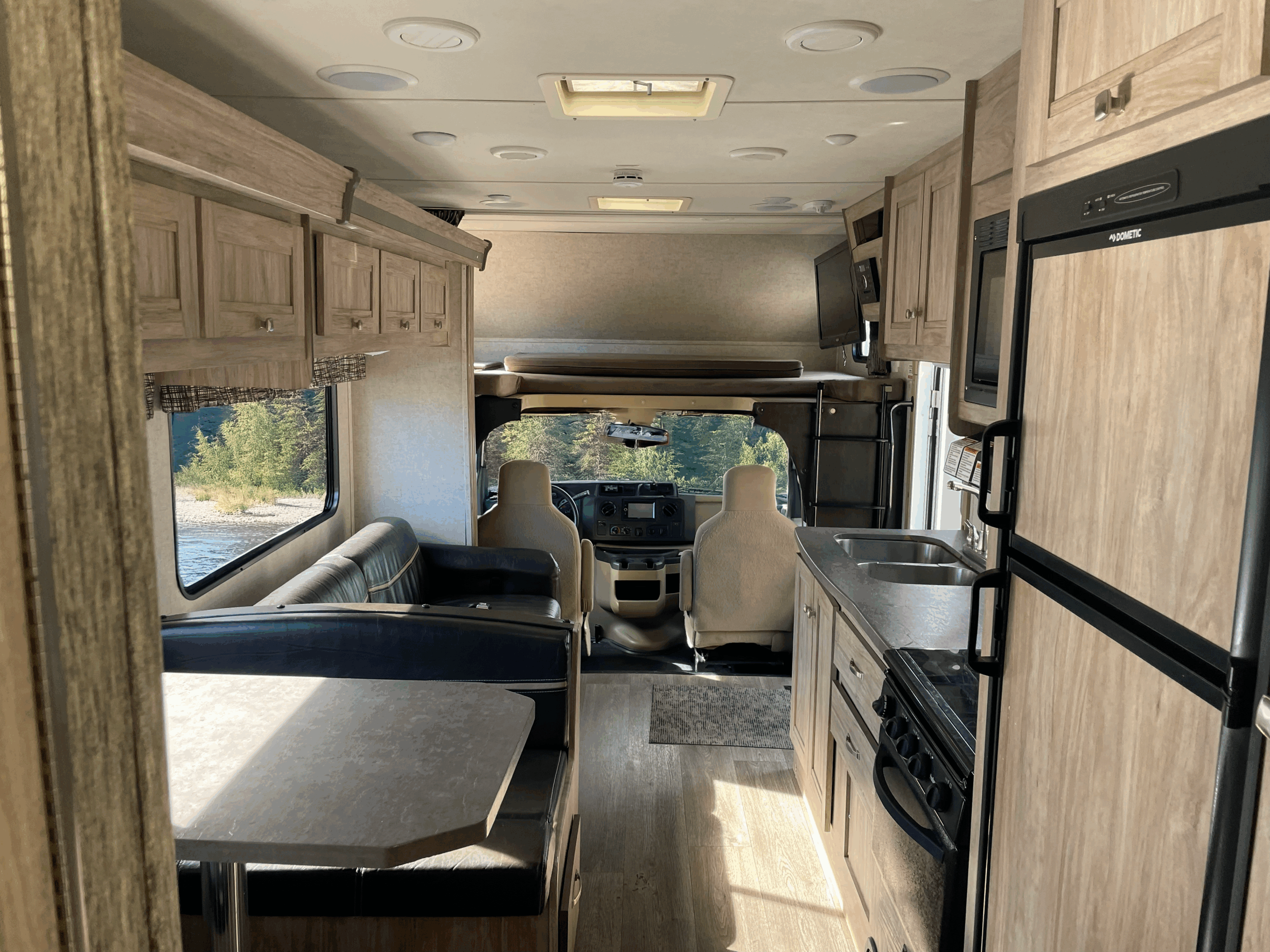 Denali Searcher 30 | Gold | Sleeps 6 - Image 4