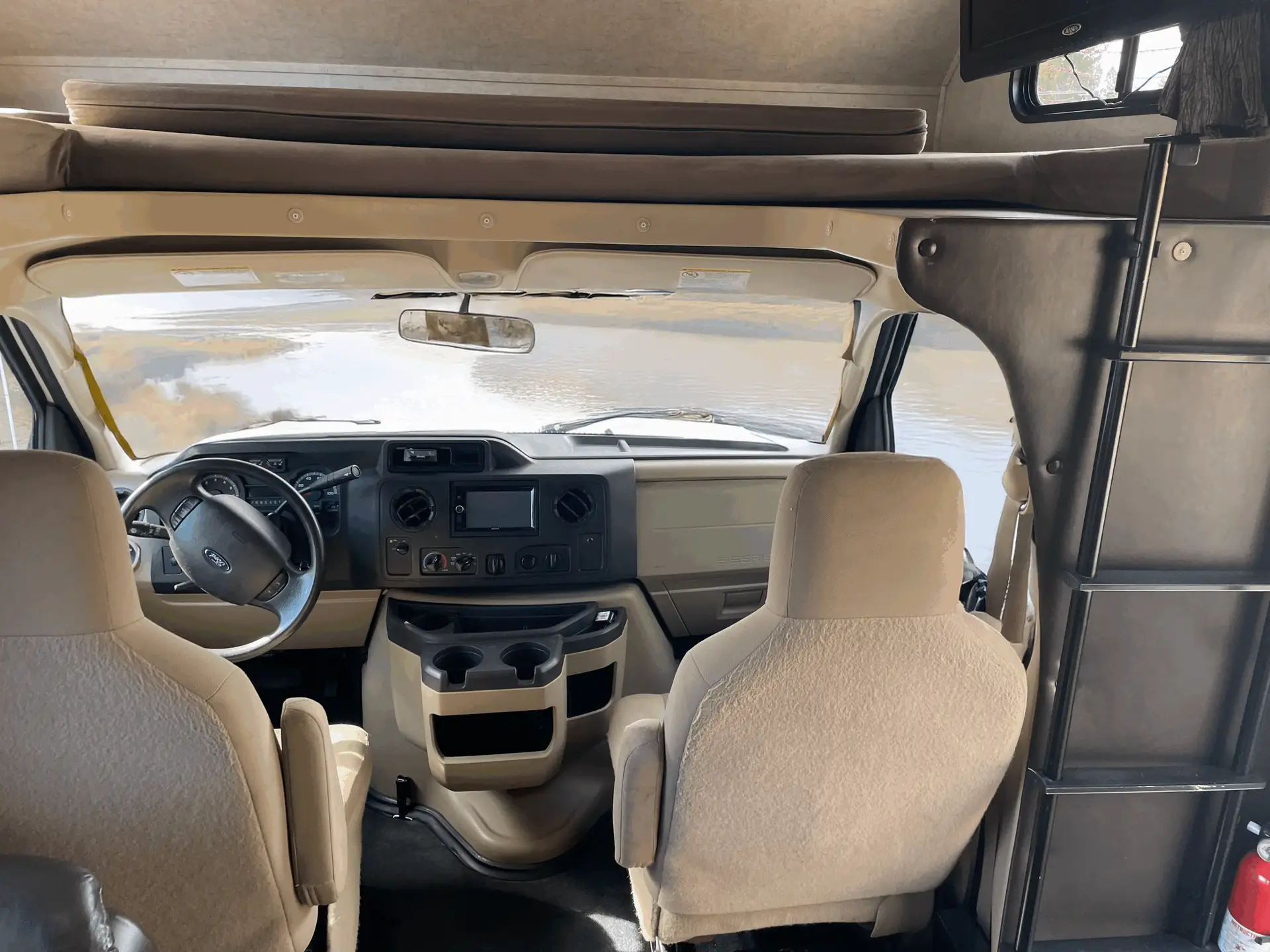 Denali Searcher 30 | Bronze | Sleeps: 6 - Image 3