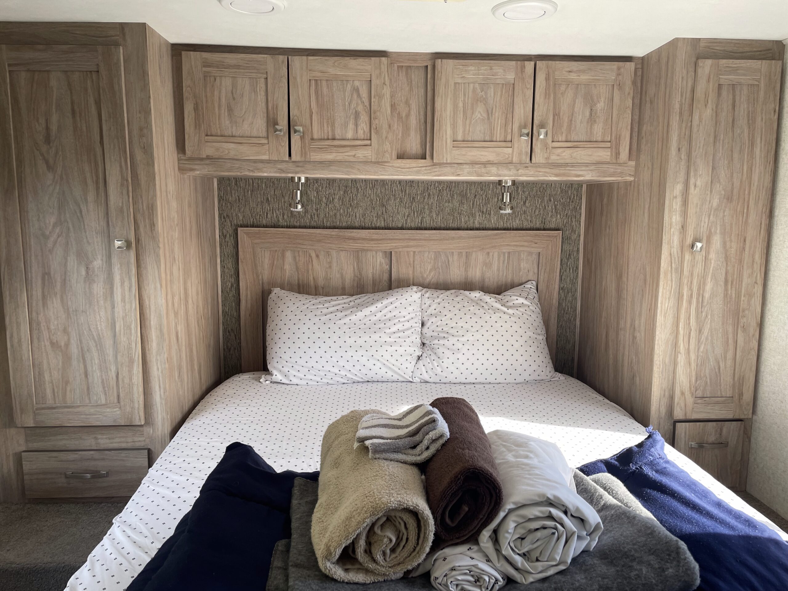 Denali Searcher 30 | Gold | Sleeps 6 - Image 3